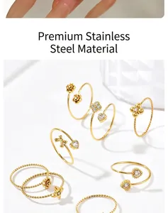 Detailaufnahme des goldenen Edelstahl-Ring-Sets mit Blumen- und Herz-Kristall-Designs