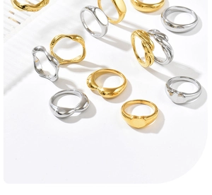 Collezione dettagliata di anelli minimalisti in acciaio inox oro e argento lucido
