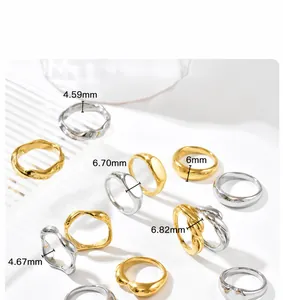 Vista dettagliata di vari anelli minimalisti in oro e argento con misure di larghezza