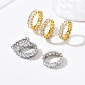 Ensemble de bagues empilables dorées et argentées serties de zircons au style épuré
