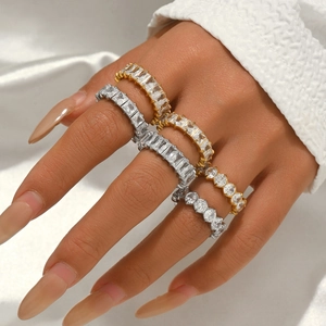 Ensemble de bagues élégantes en or et argent avec zircons portées par un mannequin