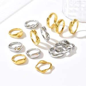 Anelli in acciaio inossidabile lucido oro e argento con trame lisce e intrecciate