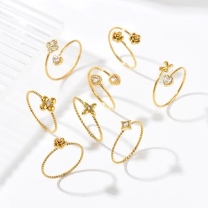 Mehrteiliges goldenes Ring-Set mit Herz- und Blumendesigns und Strass-Akzenten