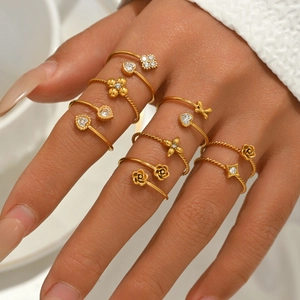 8-teiliges vergoldetes Ring-Set mit Rosen- Herz- und Schleifenmotiven am Modell