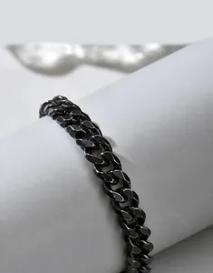 Dettaglio di un bracciale a catena groumette nero in acciaio inossidabile opaco lucido