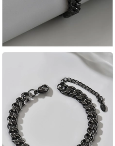 Dettaglio del bracciale a catena cubana nero opaco in acciaio inossidabile con chiusura