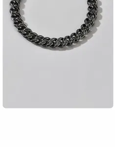 Dettaglio del bracciale a catena cubana argento vintage con misure 18,5cm più 5,5cm di estensione