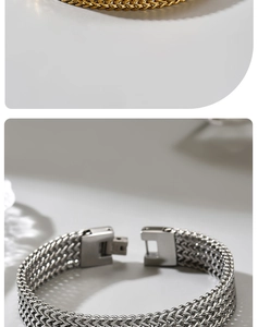 Détails macro d'un bracelet en acier titane tissé avec texture maillée dorée et argentée