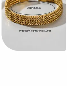 Détail du bracelet en acier titane tissé doré, longueur de 22 cm et poids de 36,6 g