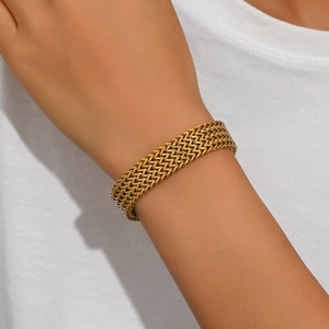 Bracelet chaîne tressée plate en or et acier titane pour un look industriel minimaliste