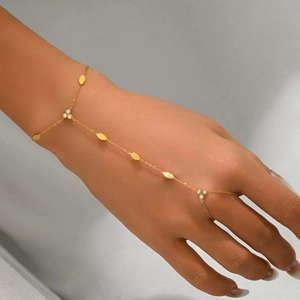 Elegante bracciale anello in oro con grappoli di zirconi e ciondoli a foglia da donna