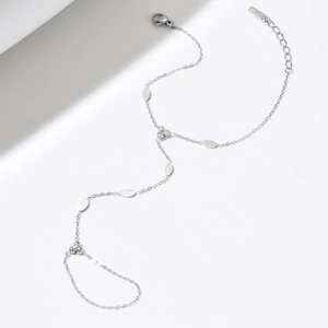 Bracciale ad anello argento con paillette ovali e zirconi su sfondo bianco pulito
