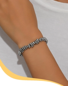 Dettaglio del bracciale con perle irregolari in acciaio inossidabile argento indossato