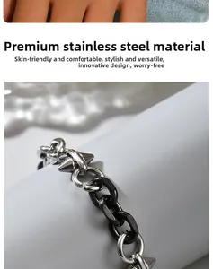 Dettagli di borchie d'argento punk e maglie nere su un bracciale in acciaio inossidabile