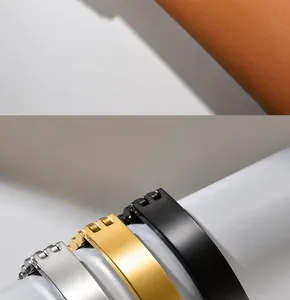 Confronto dettagliato di bracciali in acciaio al titanio nei colori argento, oro e nero