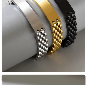 Dettaglio di braccialetti ID in acciaio inossidabile argento, oro e nero in stile industriale
