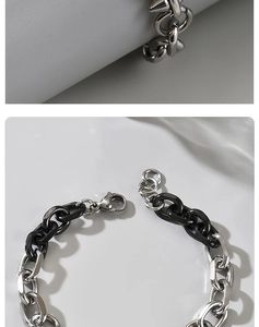 Dettaglio macro del bracciale a catena cubana bicolore nero e argento in titanio