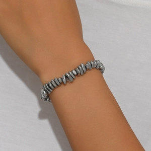 Bracciale minimalista in acciaio al titanio argento con perle irregolari indossato al polso