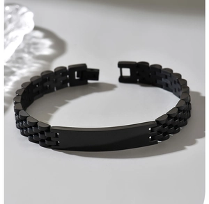 Dettaglio macro di un bracciale in acciaio inossidabile nero opaco stile cinturino d'orologio