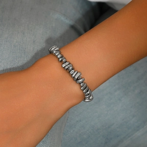 Bracciale minimalista in acciaio al titanio argento irregolare su tessuto denim blu