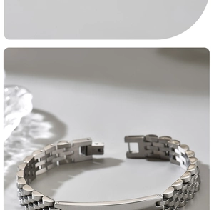 Vista macro di bracciale in acciaio inossidabile argento con piastra ID lucida a catena