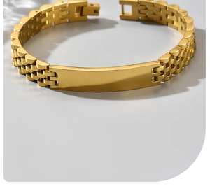 Dettaglio del bracciale Jubilee in acciaio dorato con piastrina ID lucida personalizzabile