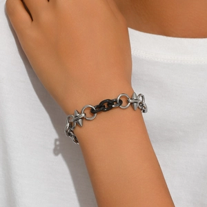 Bracciale punk con anelli d'argento, maglie nere e ciondoli a punta in metallo