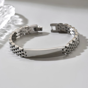 Bracciale da uomo in acciaio al titanio con piastra liscia incisibile in argento