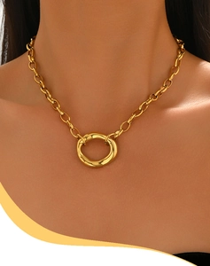 Nahaufnahme einer goldenen Gliederkette mit unregelmäßigem ovalem Anhänger am Modell