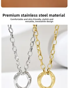 Makro-Detail des unregelmäßigen runden Anhängers an einer Edelstahl-Gliederkette