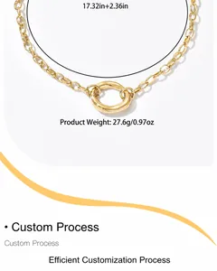 Detail einer klobigen Goldkette mit unregelmäßigem Oval-Anhänger und Längenangaben