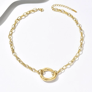 Goldene grobe Gliederkette aus Edelstahl mit flachem ovalem Anhänger und Karabinerverschluss