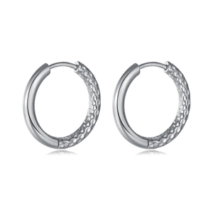 Pendientes de aro de acero inoxidable plateado con un acabado martillato muy elegante
