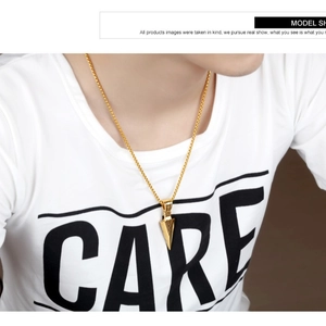 Men's gold arrowhead pendant necklace with striped texture and round box chain on model