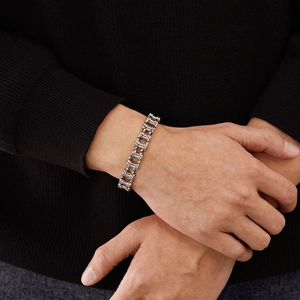 Herrenarmband aus Titanstahl im Motorradketten-Design in Silber an einem Handgelenk