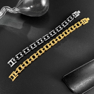 Detail von Edelstahlarmbändern im Fahrradketten-Stil in Silber-Schwarz und Gold