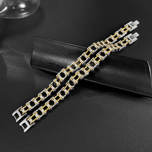 Detail von Silber und Gold Fahrradketten Armbändern mit H-Faltschließe auf Display