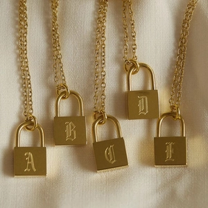Collier Pendentif Cadenas avec Lettre Initiale Gothique en Acier Inoxydable pour Femmes Hommes Or Argent Bijoux Vintage Hip Hop
