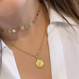 Στρωματά κολιέ από ανοξείδωτο ατσάλι 18K με εξαγωνικό μενταγιόν με το γράμμα E
