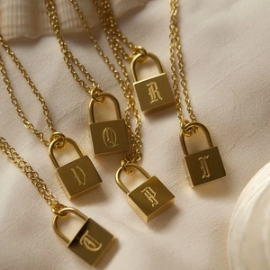 Collier multicouche en acier doré avec pendentifs cadenas et lettres gothiques