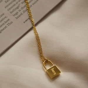 Collier en acier inoxydable doré avec pendentif cadenas gravé de la lettre J sur soie blanche