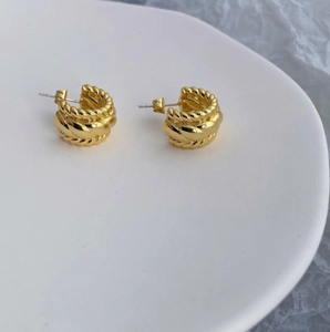 Pendientes de aro en C de acero inoxidable dorado con textura y diseño trenzado elegante