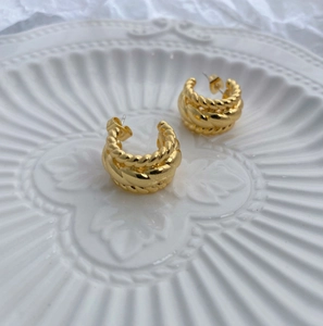 Elegantes pendientes de aro en C de cuerda trenzada bañados en oro 18K sobre cerámica