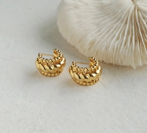Pendientes de aro gruesos dorados con diseño de cuerda minimalista sobre piedra