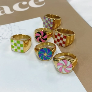 Σετ έξι δαχτυλίδια από ανοξείδωτο ατσάλι 18k με σμάλτο σε σχέδιο σκακιέρας και στροβιλισμού