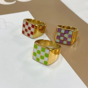 Δαχτυλίδι από ανοξείδωτο ατσάλι 18k με χρωματιστά σμάλτο σχέδια σκακιέρας