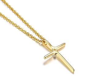 Detailansicht der minimalistischen goldenen Kreuzkette mit glänzendem Zirkonia-Stein-Anhänger