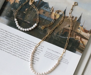 Vue détaillée du collier et bracelet en chaîne trombone dorée et perles d'eau douce