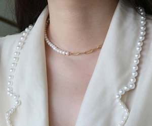 Collier en perles d'eau douce et chaîne en titane plaqué or 18 carats pour femme
