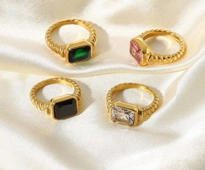 Bagues torsadées dorées avec zircons rectangulaires émeraude rose noir et transparent